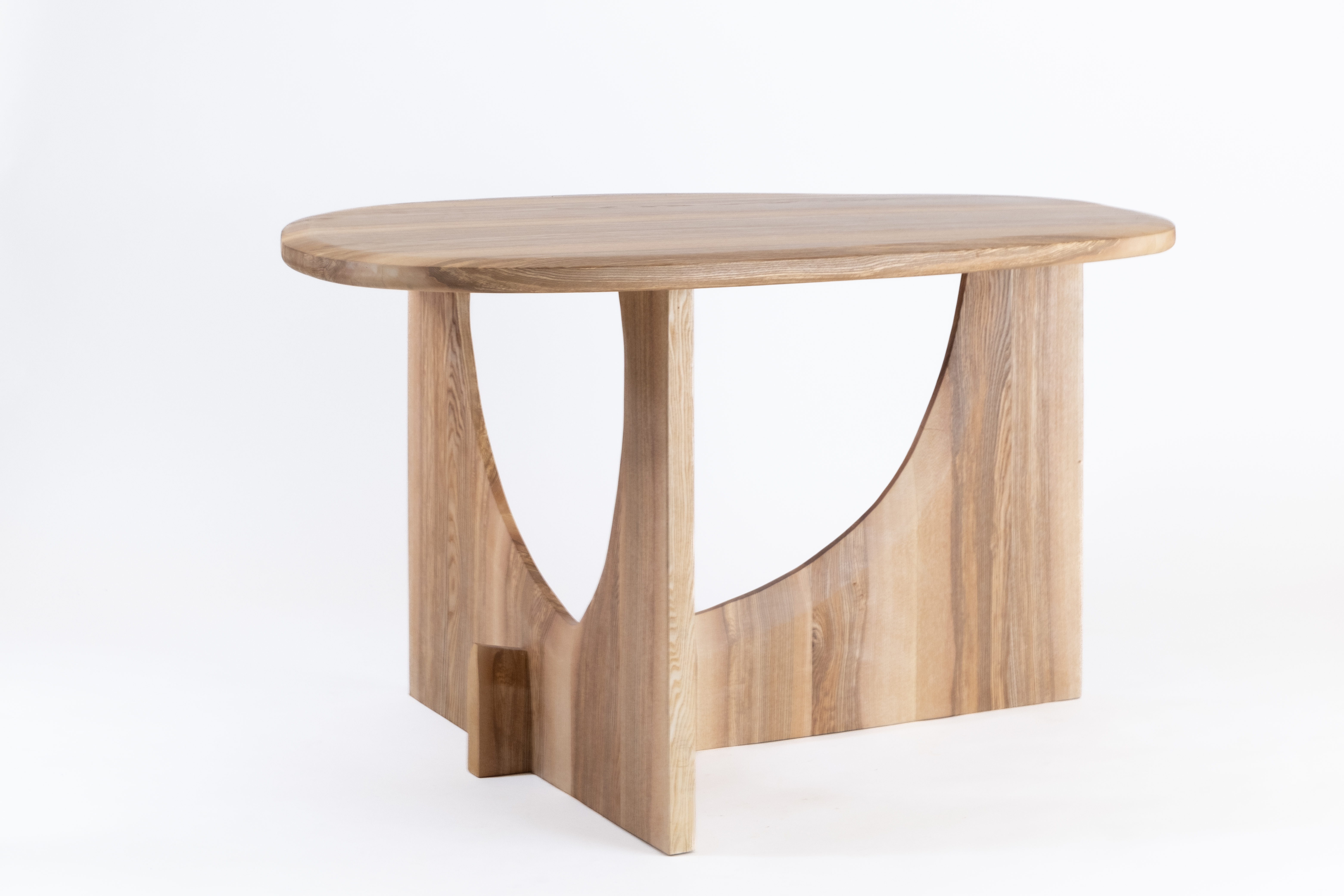 Creative_Hungary_Budapest_Select_Exhibition_sarakele_studio_ZERO_oval_dining_table_1.jpg