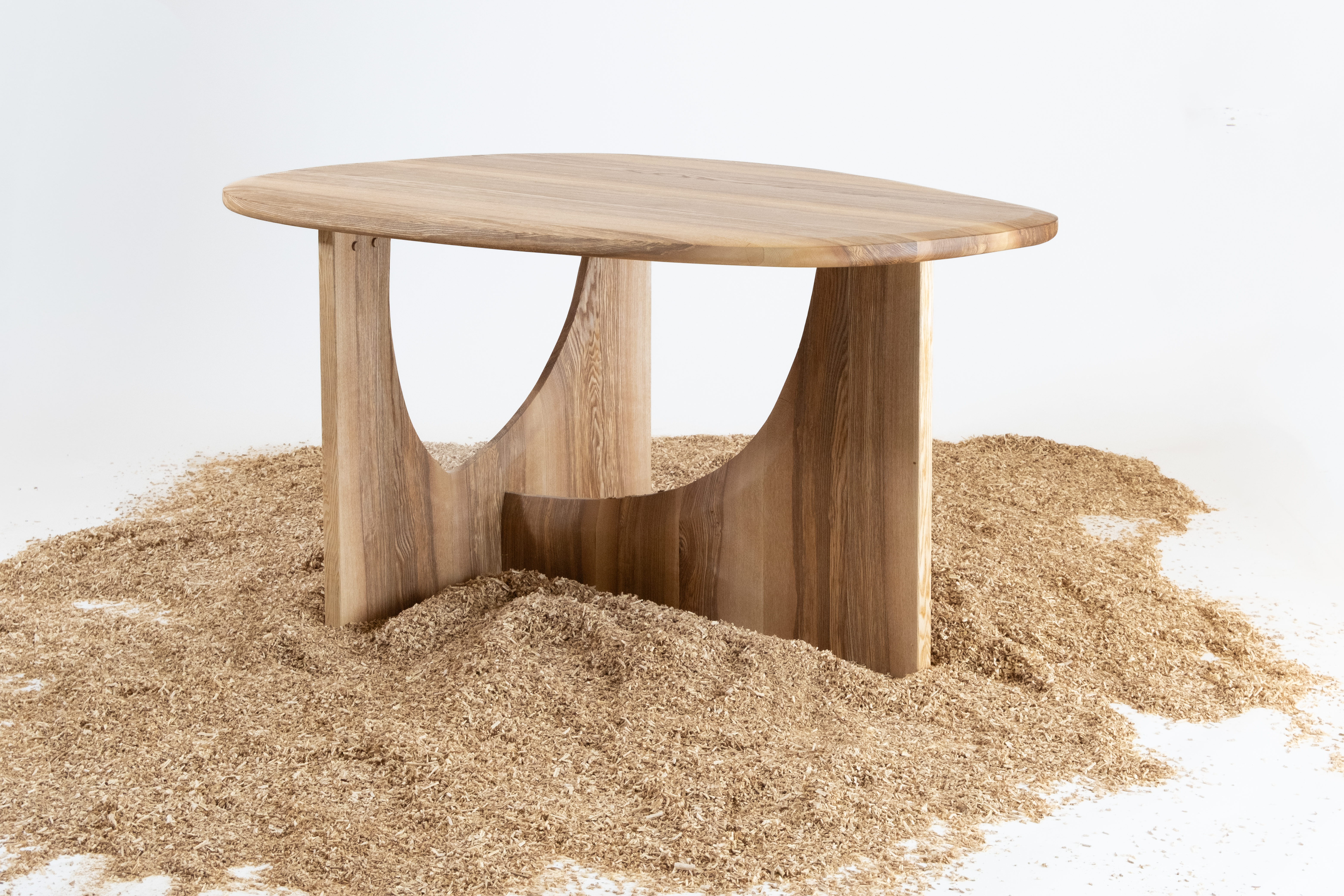 Creative_Hungary_Budapest_Select_Exhibition_sarakele_studio_ZERO_oval_dining_table_2.jpg