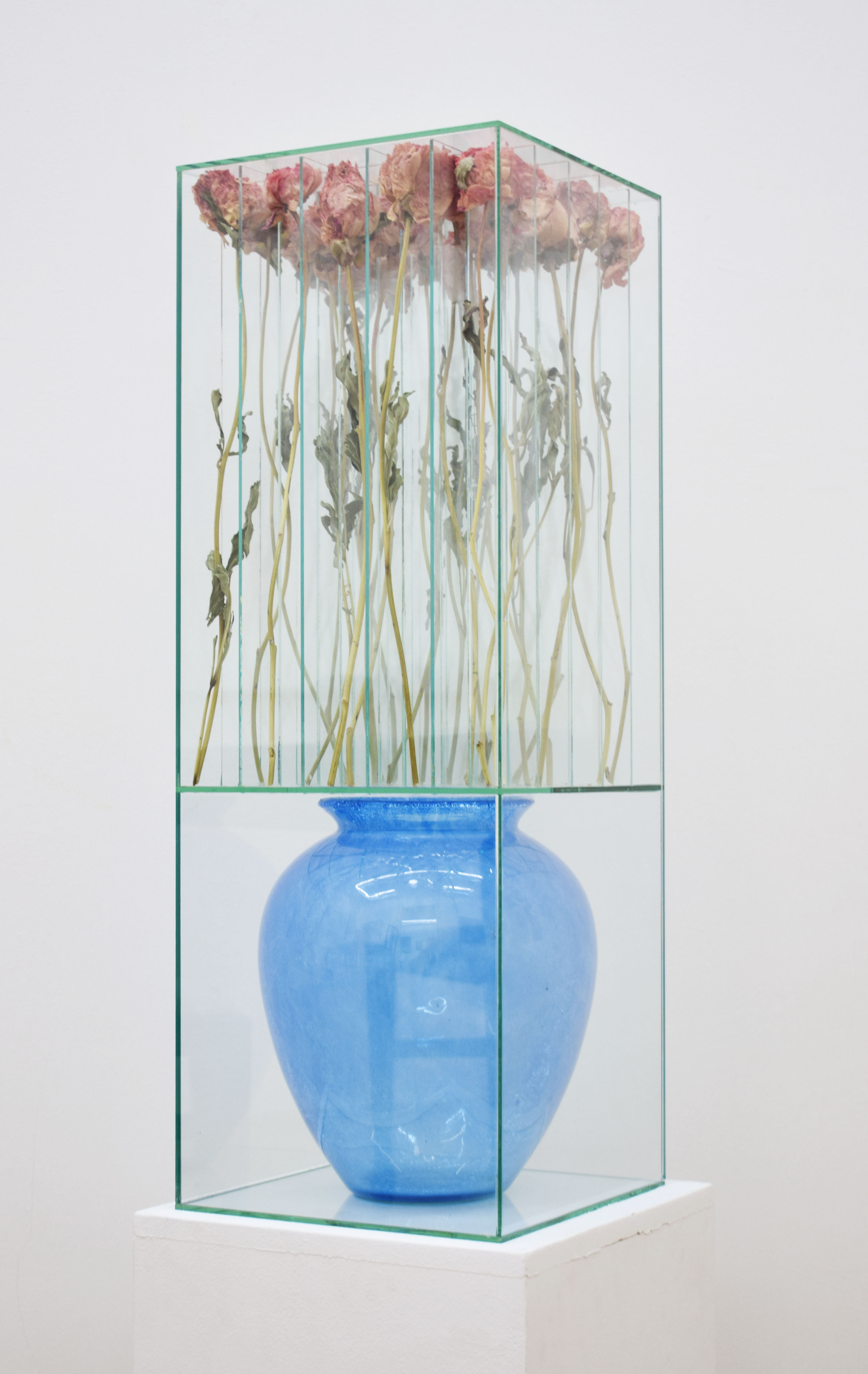Creative_Hungary_Budapest_Select_Exhibition_Sándor_Körei_Blue_glass_vase_with_peony.jpg