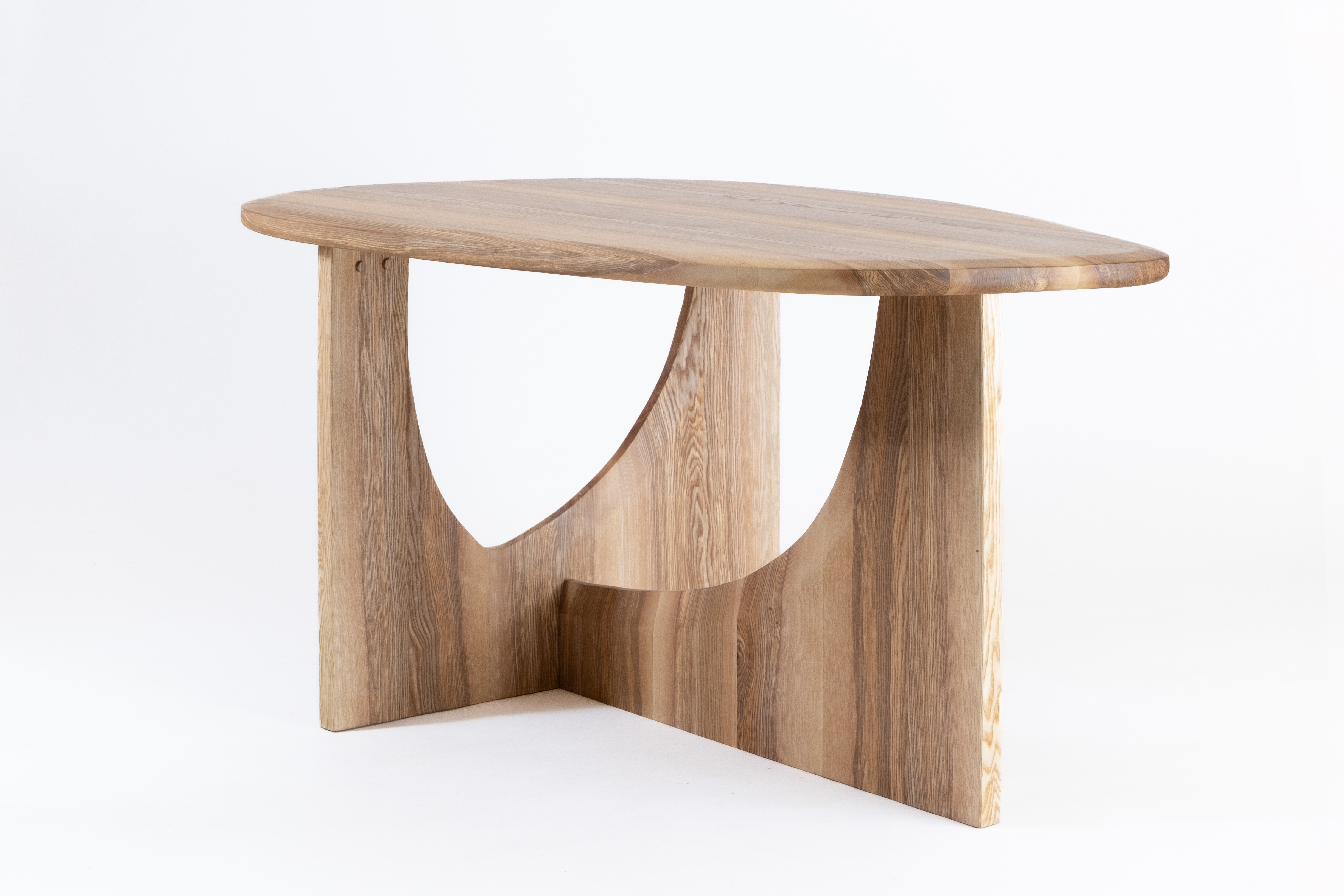Creative_Hungary_Budapest_Select_Exhibition_sarakele_studio_ZERO_oval_dining_table_5.jpg